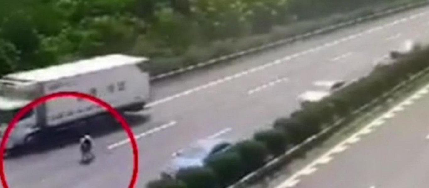 Σοκαριστικό ατύχημα: Κοριτσάκι εκτοξεύεται από φορτηγό στο δρόμο… (βίντεο)